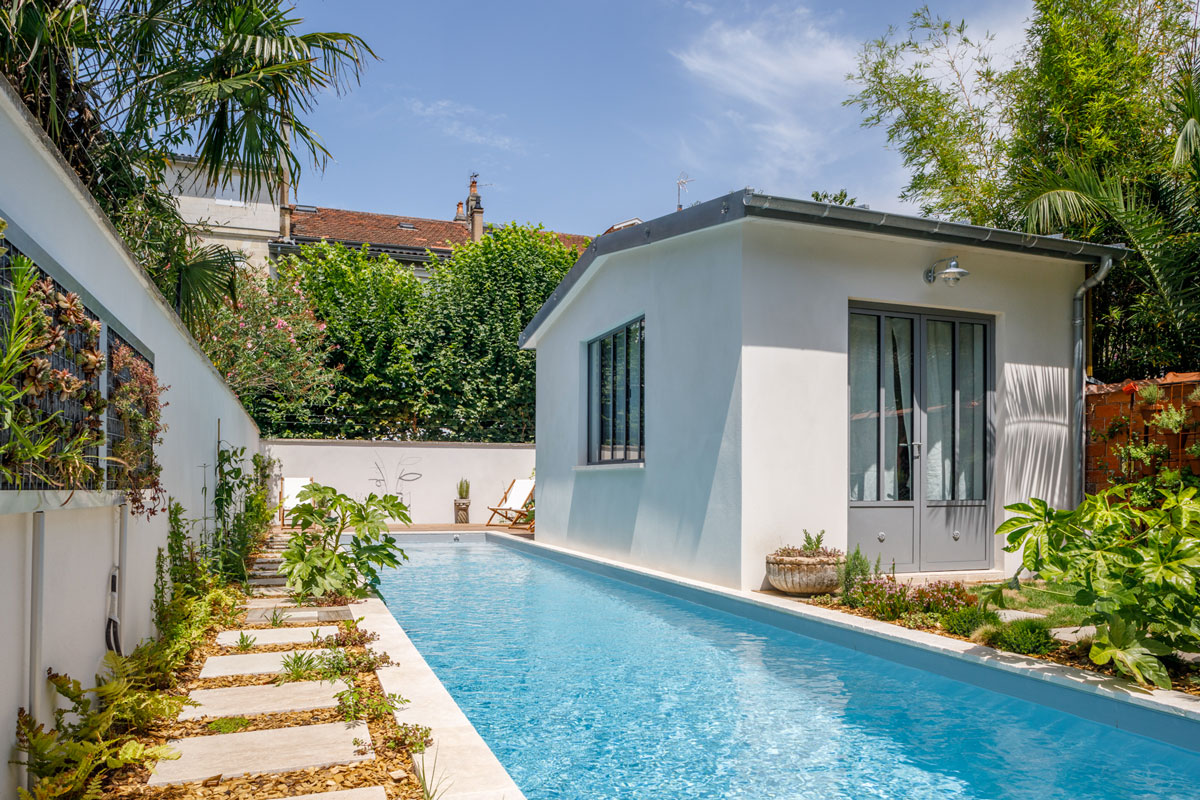 nage - détente - piscine privée à Bordeaux - au bord de la piscine