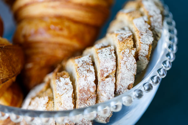 petit déjeuner gourmand - breakfast - pain - viennoiseries - confiture maison