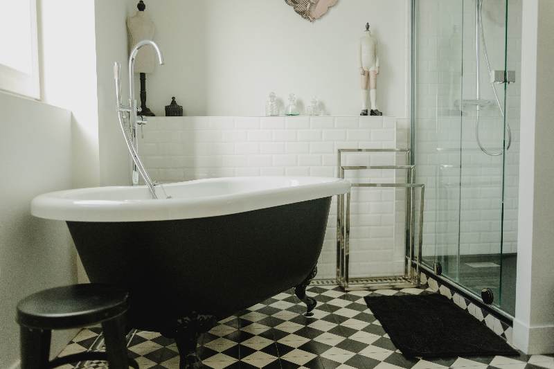 Salle de bains de la chambre "Bordeaux 1855" et sa charmante baignoire rétro