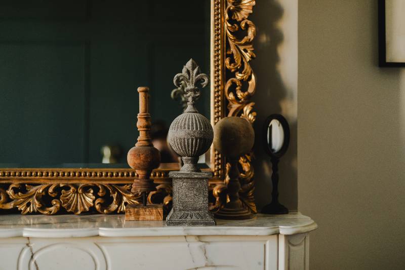 Détails de décoration sur la cheminée de la chambre Miroir d'Eau