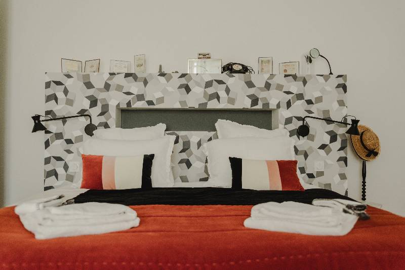 Le lit King Size de la chambre "Bordeaux 1855" au Clos Labottière à Bordeaux